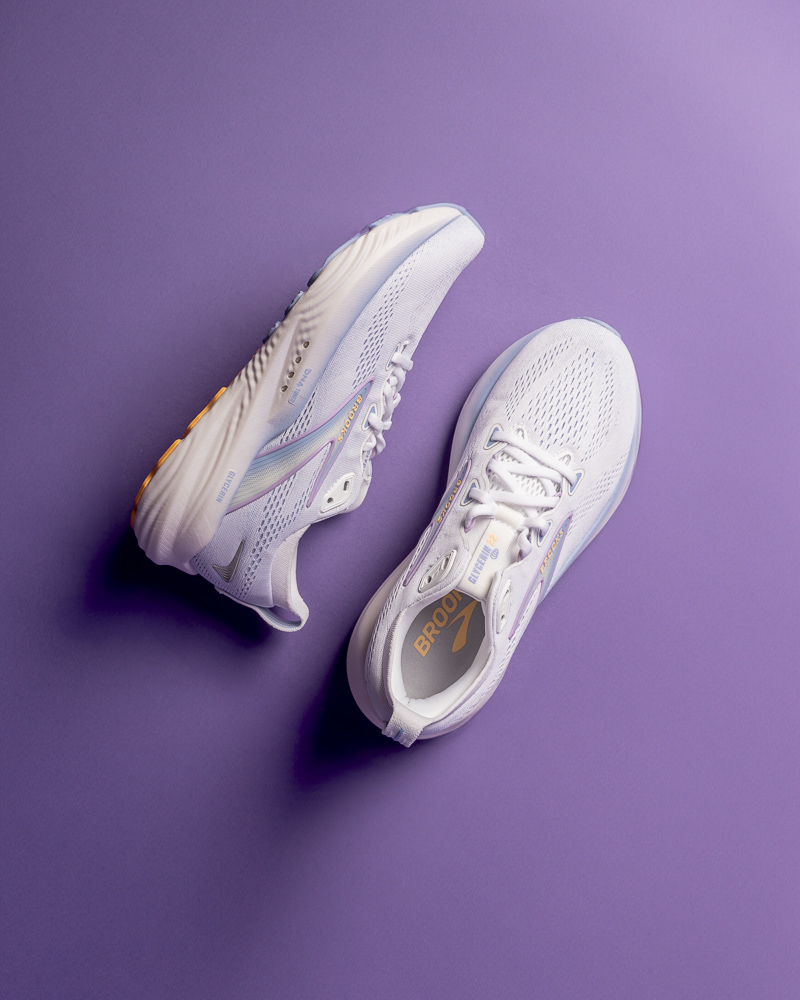 Sneaker Brooks glycerin 22 sur fond uni Violet clair